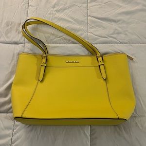 Yellow MK Purse / In great condition